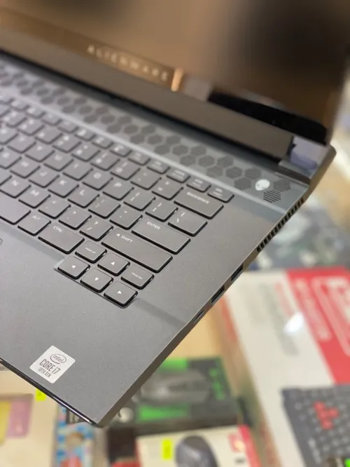 DELL ALIENWARE M15 i7 10EME GENERATION RTX 3070 8 VRAM 16G DDR4 512 SSD 15.6 POUCES FHD 300HZ