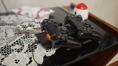  بلايستيشن 4 برو حالتو جديدة + مانيت أصلية + 7 ألعاب او أكثر (GTA, FIFA24, Hitman,ext...)