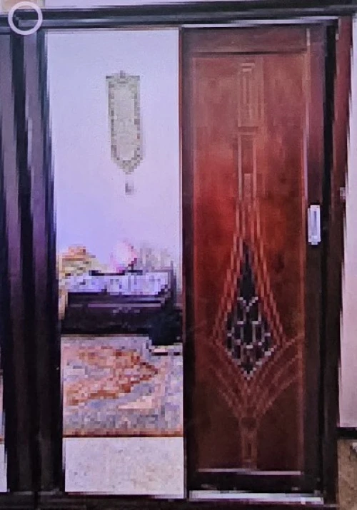 Armoire avec étagères et garde robes