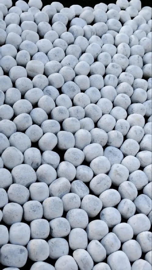 Galet en pierre de marbre blanc