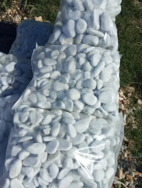 Galet en pierre de marbre blanc