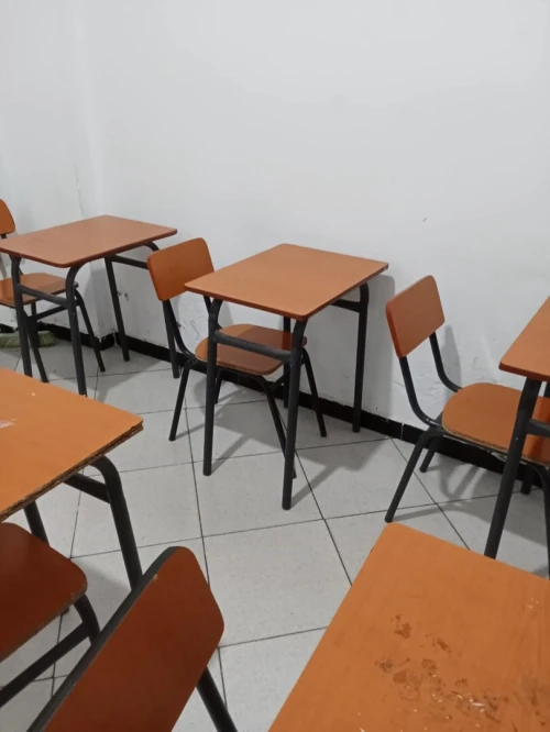 Tables scolaires avec chaises