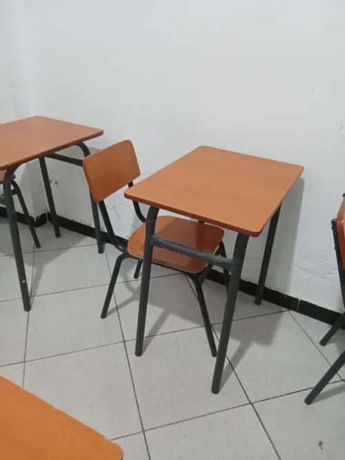 Tables scolaires avec chaises