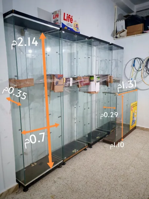 comptoir et présentoirs en verre