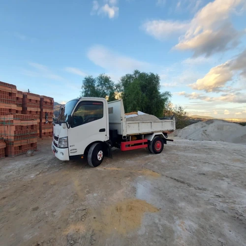 Hino Camion 300 a benne 2012