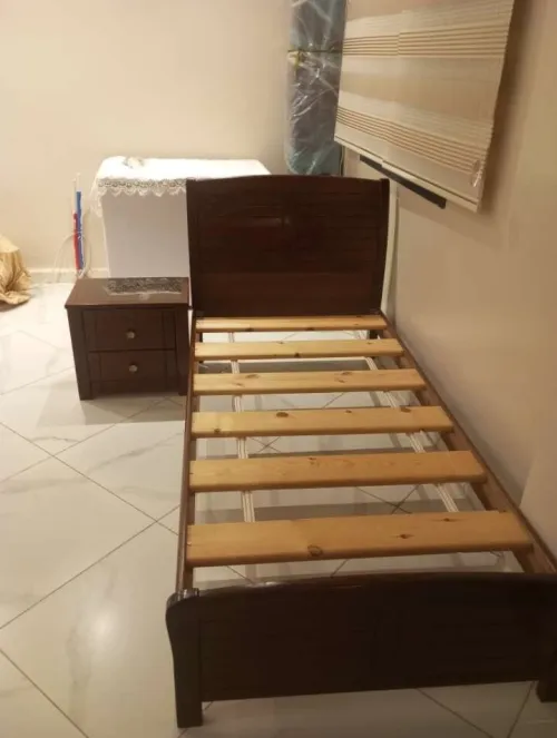 Un Lit avec table de nuit