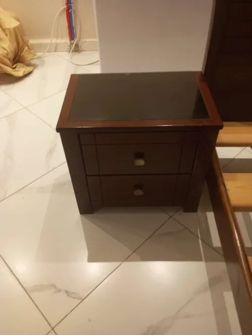 Un Lit avec table de nuit