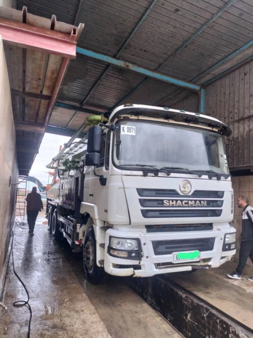 À VENDRE Pompe à béton GIRAFFE ZOOMLION + Camion CHACMAN 2018