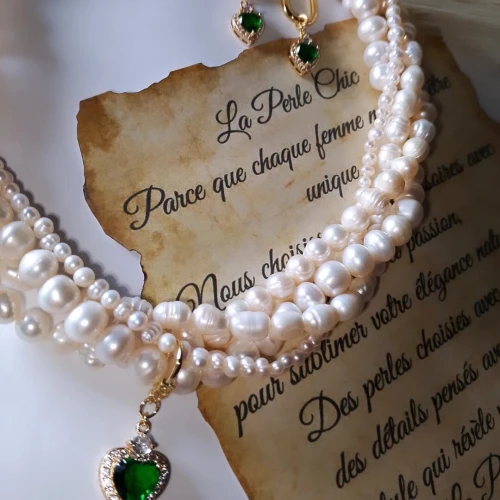 Collier en perles d'eau douce avec les boucles et les pendentifs 