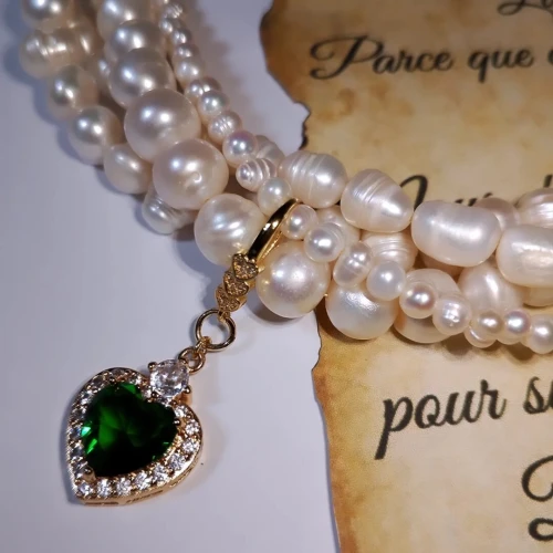 Collier en perles d'eau douce avec les boucles et les pendentifs 