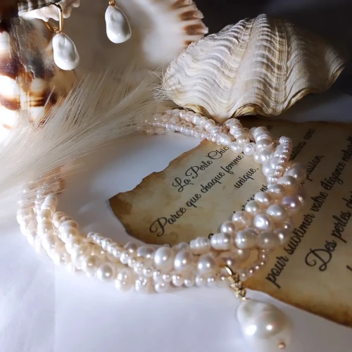 Collier en perles d'eau douce avec les boucles et les pendentifs 