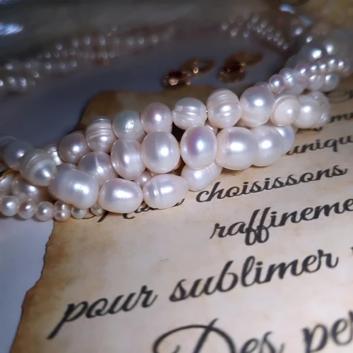 Collier en perles d'eau douce avec les boucles et les pendentifs 