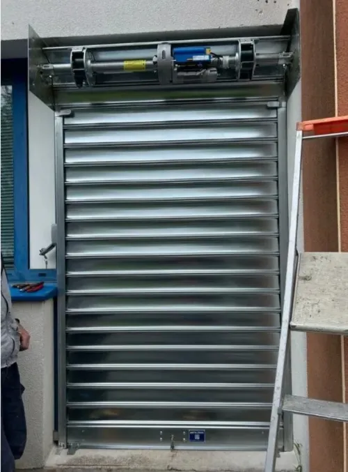 Automatisation de Portail & Rideau Électrique pour Showroom / Villa
