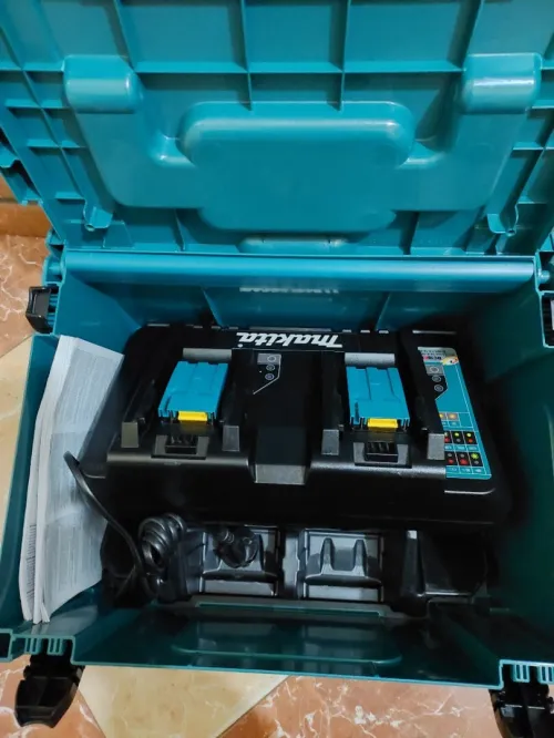 Chargeur Makita 18V Doublé sous coffret