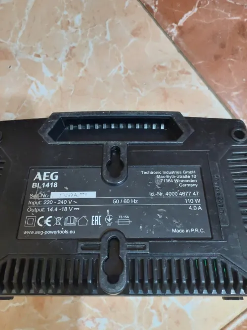 Chargeur AEG 18V