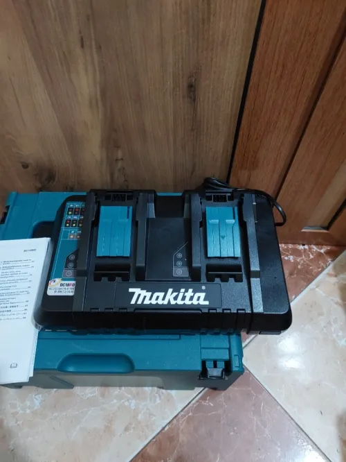 Chargeur Makita 18V Doublé sous coffret
