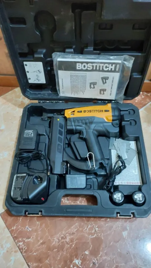 Bostitch GBT1850K-E (15-55 mm) Cloueur à gaz Cloueur à tige professionnel