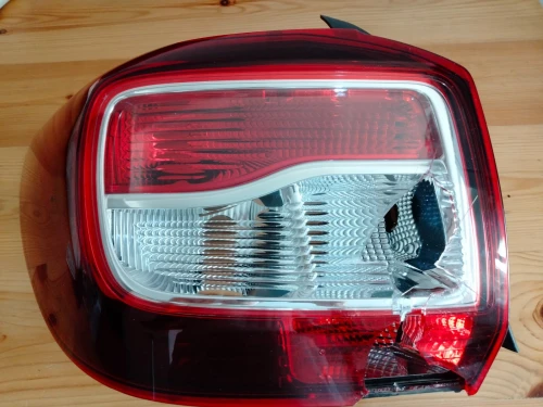 Feu arrière Symbol 2015 Original (Renault Roumanie) coté gauche (verre cassé)
