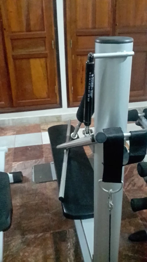 Banc et presse de musculation