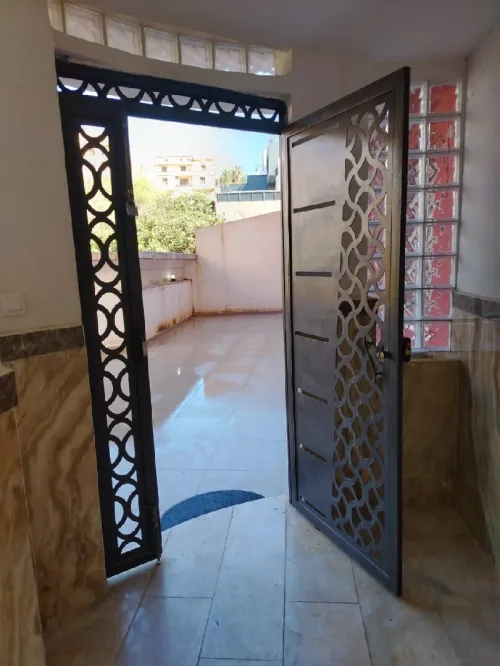 porte en fer immeuble , villa,  entrée  très bonne état