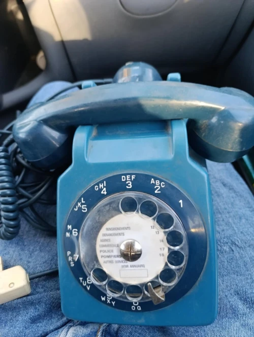 Téléphone à cadran tournant vintage /