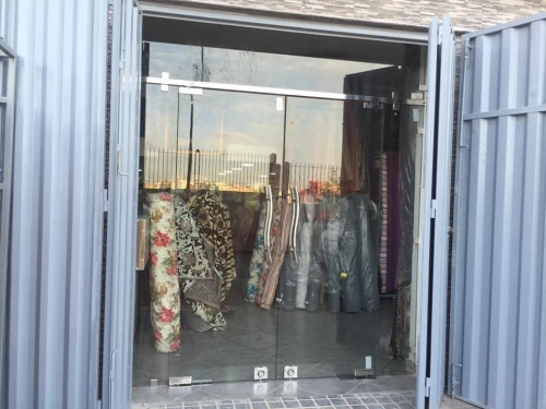Vitrine en verre et porte automatique 