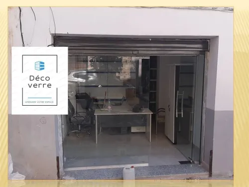 CLOISON ET VITRINE EN VERRE 