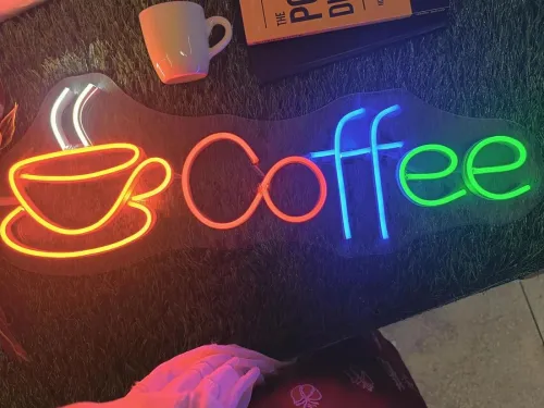 صناعة وتصميم لافتات النيون الإشهارية Neon LED Sign Manufacturer
