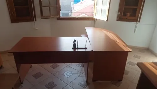 2 bureau avec 2 armoire 