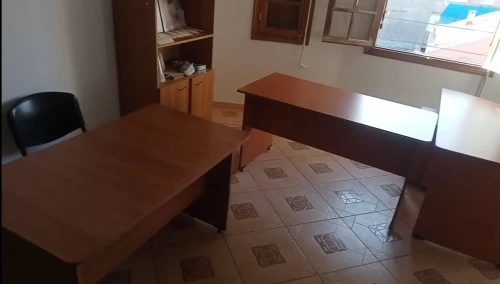 Bureau directionnel, deux bureaux secrétariat, deux armoires et deux chaises a offrir 