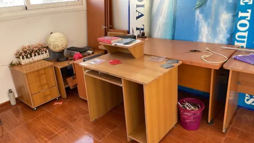 Bureau directionnel, deux bureaux secrétariat, deux armoires et deux chaises a offrir 