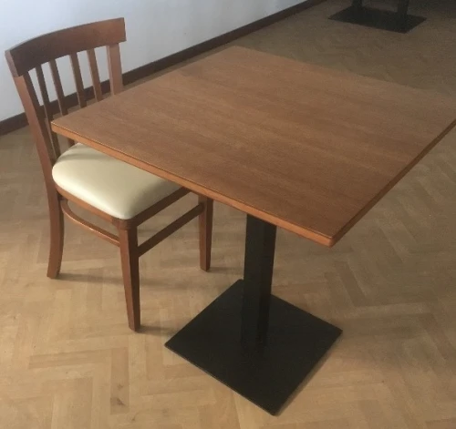 TABLE et Chaises Restaurant /Cafeteria