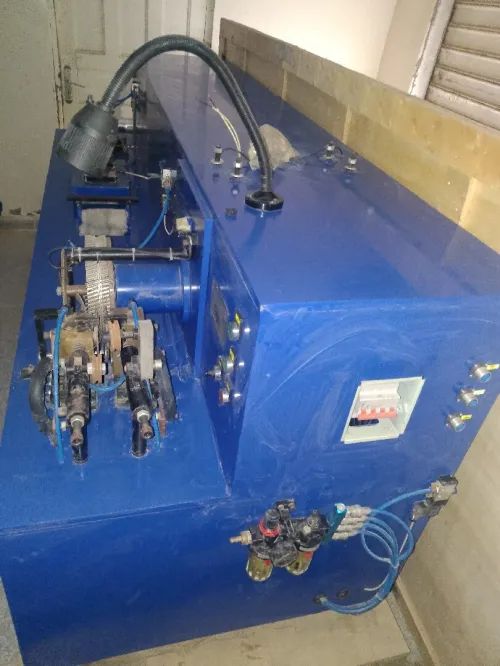 Machine à fabriquer les clous en rouleau 