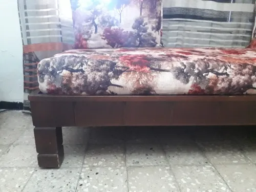 2 lits et une table en bois rouge (TRIO)