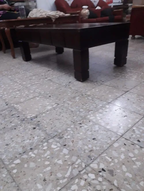 2 lits et une table en bois rouge (TRIO)