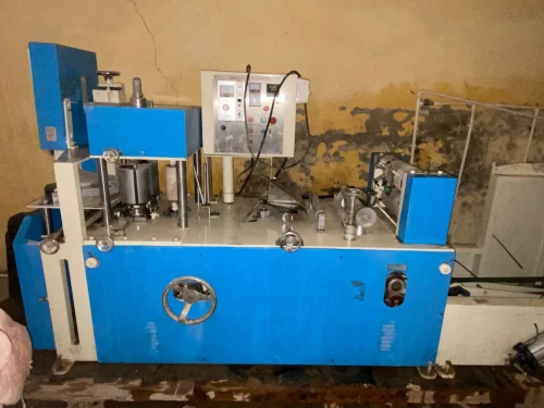 Machine de fabrication de serviettes en papier