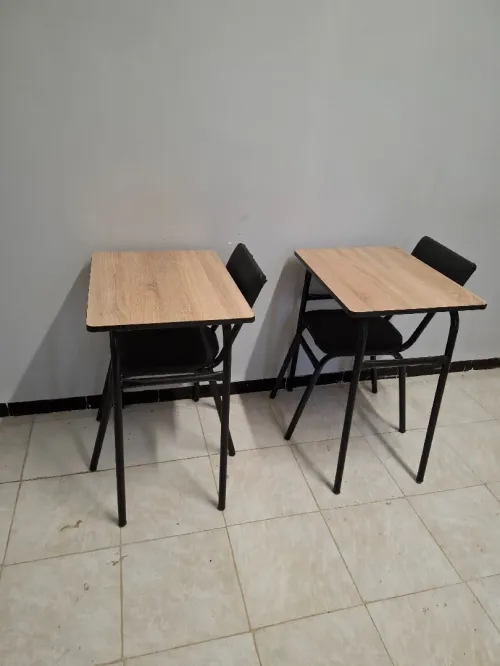 Tables et chaises et tableaux scolaires 