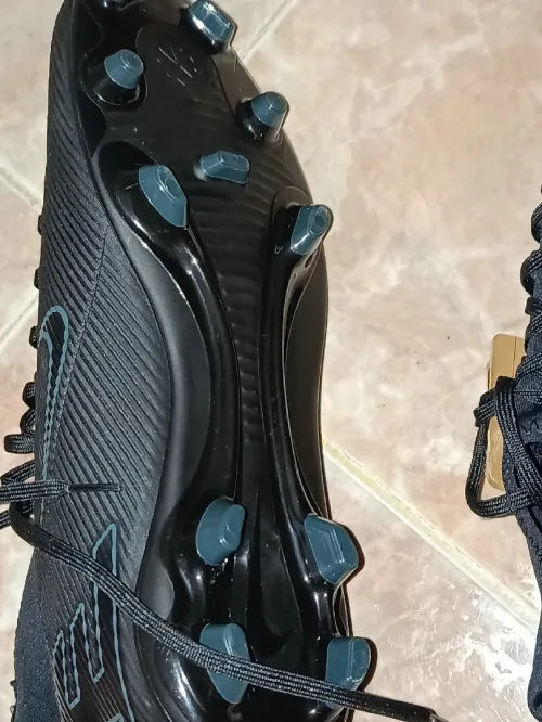 حذاء كرة قدم Nike جديد