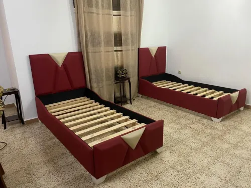 LIQUIDATION / Lit capitonné en bois rouge disponible immédiatement