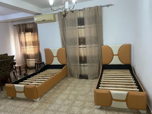 LIQUIDATION / Lit capitonné en bois rouge disponible immédiatement