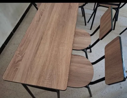 كراسي و طاولات مدرسية للبيع.
