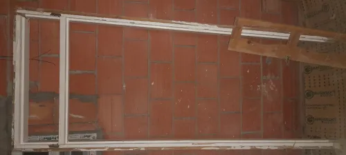 Porte d'entrée en bois peinte planche