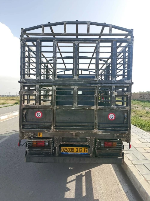 Isuzu Npr léger super jumbo 2013