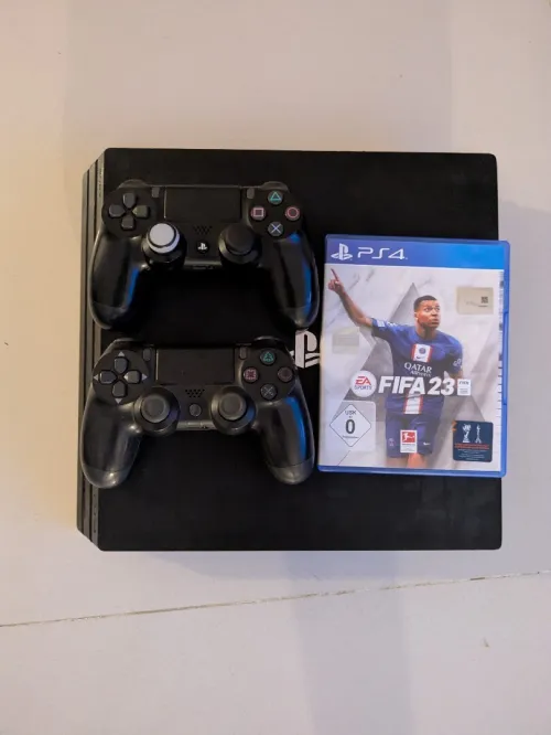 PS4 pro + deux manettes + un jeu