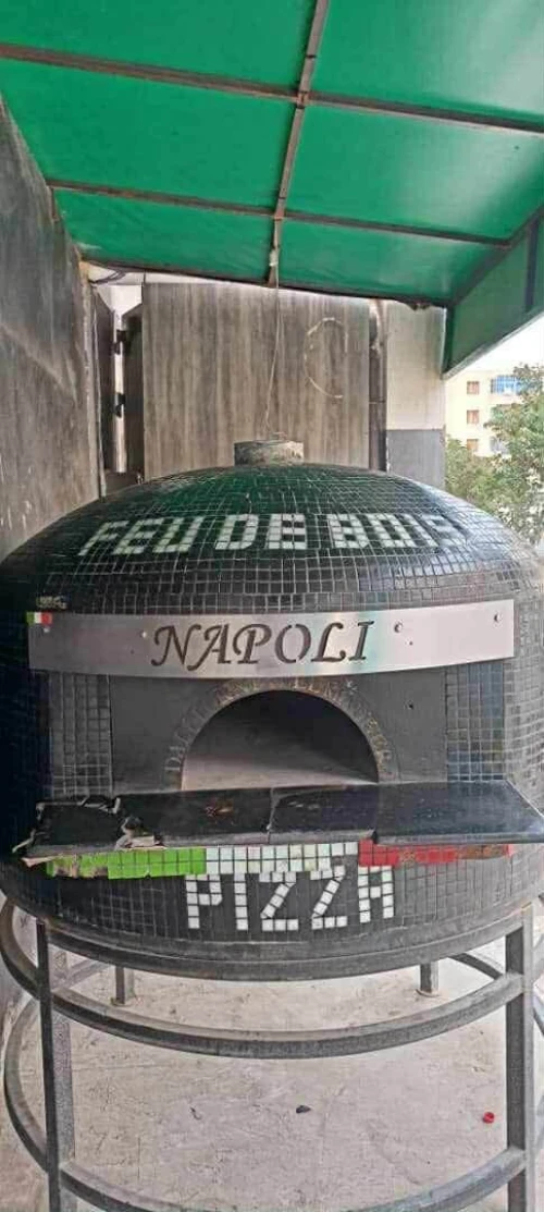 Four de pizza au feu de bois