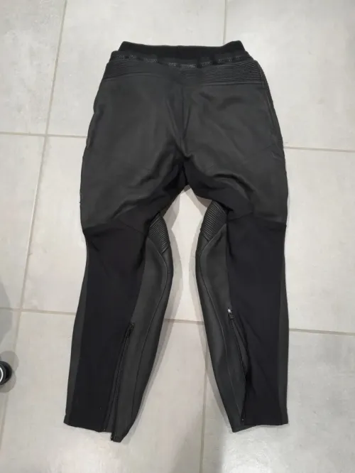 plusieurs BLOUSONS CUIR MOTO + GANTS 