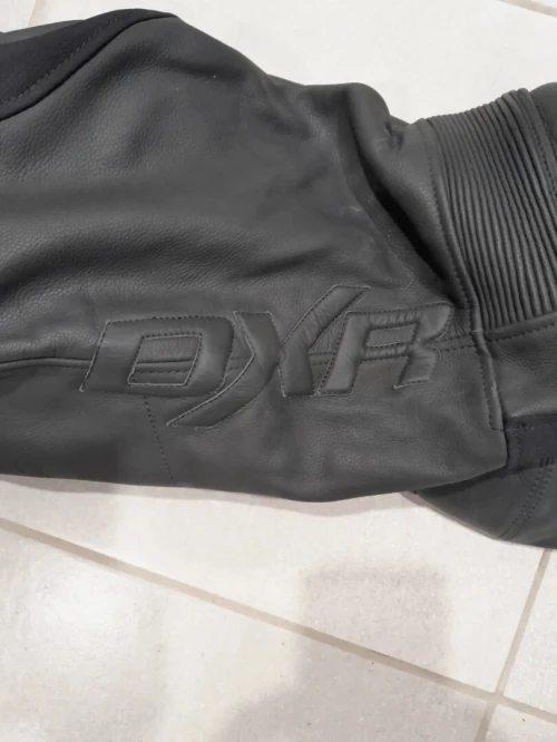 plusieurs BLOUSONS CUIR MOTO + GANTS 