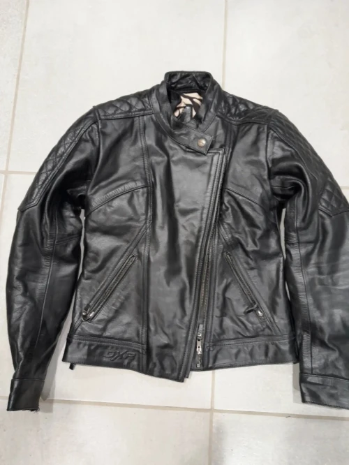 plusieurs BLOUSONS CUIR MOTO + GANTS 