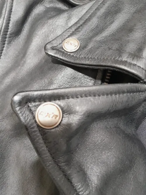 plusieurs BLOUSONS CUIR MOTO + GANTS 