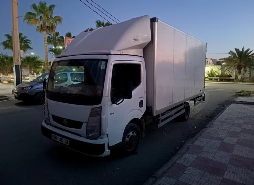Renault Maxity 2012